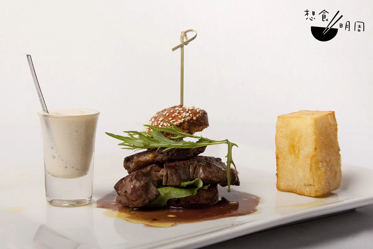 法菜強調風味的堆疊與層次。最明顯的例子是羅西尼牛扒（Tournedos Rossini）——菲力牛柳、肥肝、松露，一層層由豪奢食材構成的「建築」。