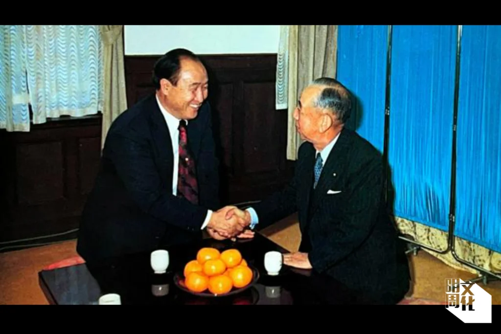 岸信介（右）與統一教會創始人文鮮明握手（來自與該教會相關的文件）