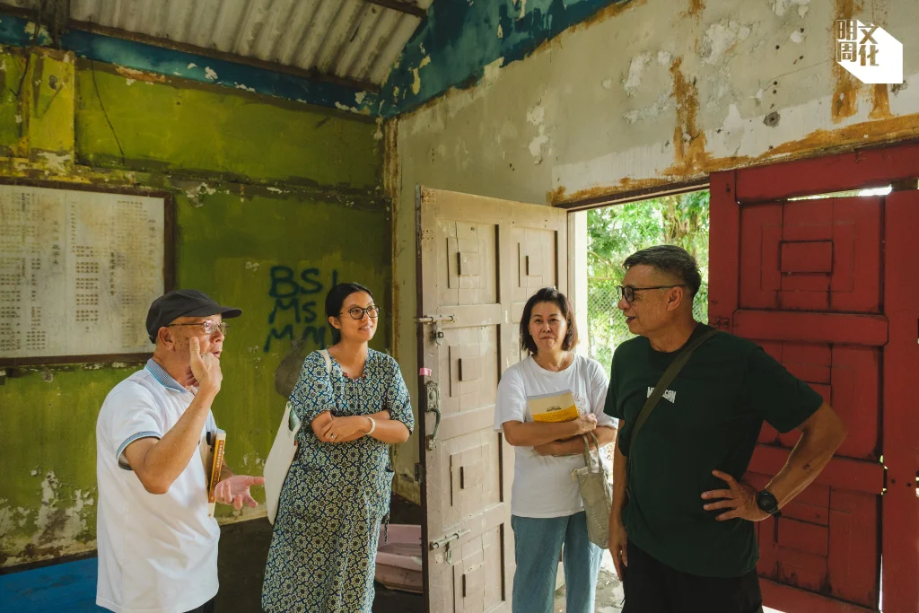 藝術家史嘉茵(左二)因坪洋公立學校而結識村民水哥(左一)、Candy(左三)和財哥(左四),並建立深厚友誼。