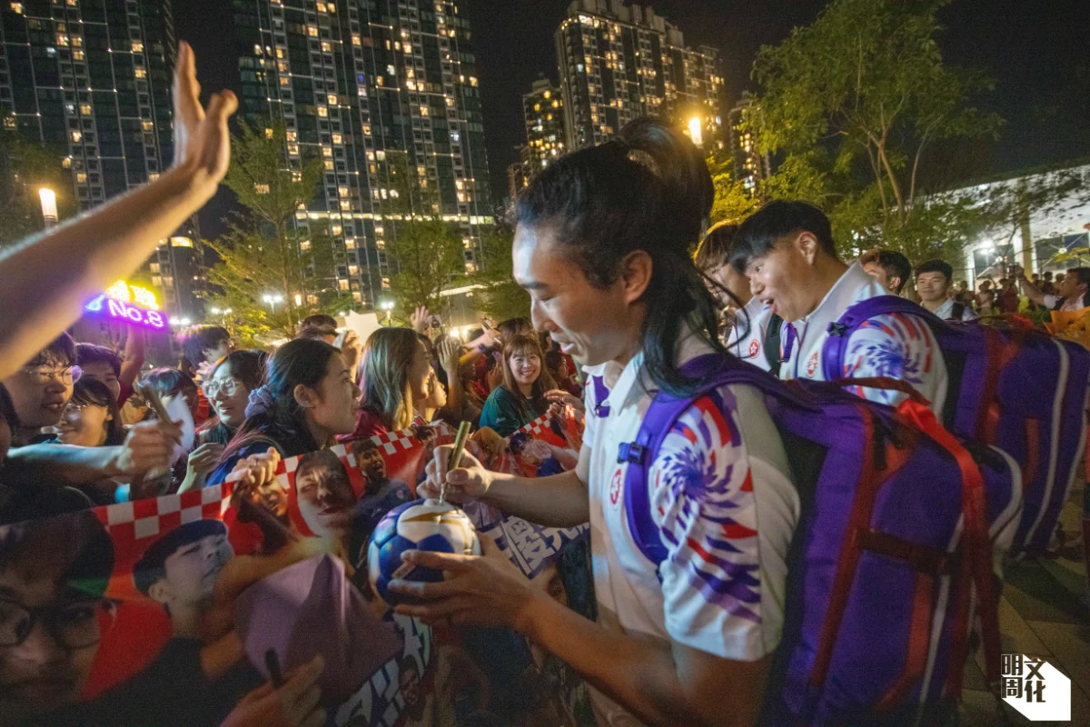 大批球迷等候簽名和拍照