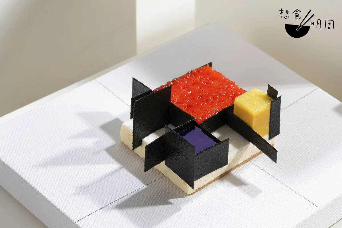 著名日本甜點主廚平塚牧人在作品集《akeruE：平塚牧人的72道甜點工藝》中收錄的作品「現代主義的紐約芝士蛋糕」，是一張向荷蘭畫家 Mondriaan與現代主義建築師Mies van der Rohe致敬的「立體畫作」。