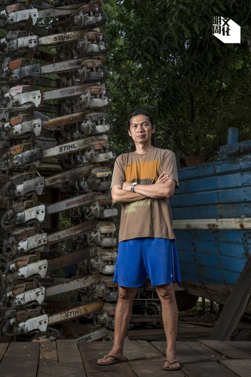 「巴拉望非政府組織網路」成立逾二十年，沒收超過七百部電鋸。Bobby將部份電鋸堆砌，放置辦公室前方。他曾將沒收的電鋸交予政府部門，但三個月後，組織又再次從非法伐木者回收了同一部電鋸。