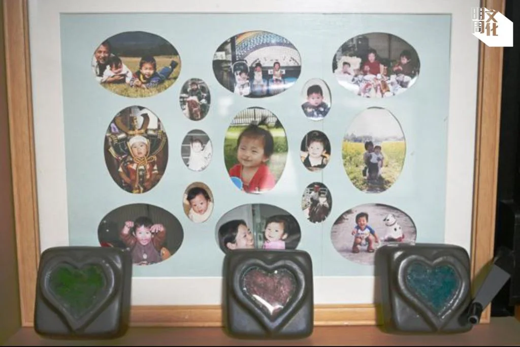 在他的家中，擺放着在事故中喪生的三個孩子的照片。