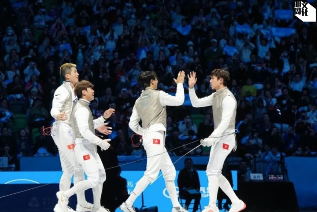 香港男子花劍隊在全運會男子團體賽歷史性奪金，圖為張家朗（左一）、吳諾弘（左二）、蔡俊彥（右一）及梁千雨（右二）。