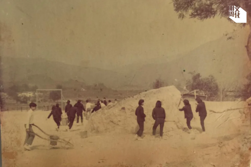 一九七〇年代,坪洋公立學校的學生們用 泥鏟及雞公車運送建材,協助修建學生足球場。 (香港教育大學香港教育博物館)