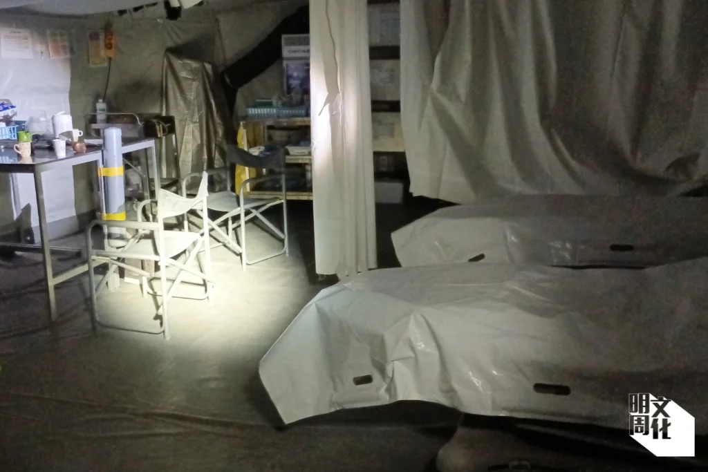 加沙當地嚴重傷患者數量多，死亡率高，醫療資源極為短缺，戰地醫院的病牀沒有牀單，工作人員會採用乾淨的屍袋權充牀單。