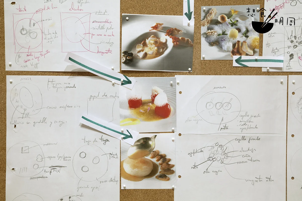西班牙餐廳elBulli主廚Ferran Adrià曾於2014年在紐約The Drawing Center展出研發菜肴時的思考筆記、草稿，以及elBulli的餐具、食物模型等。（照片由The Drawing Center提供）