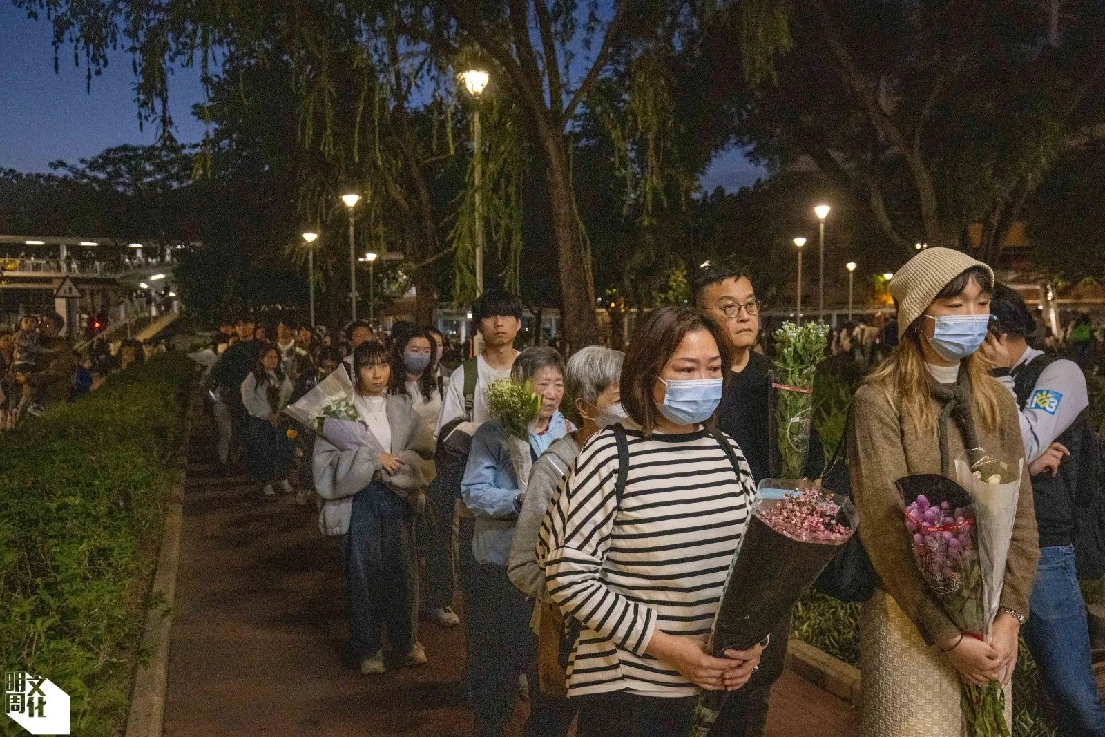 入夜後，獻花人龍倍增。