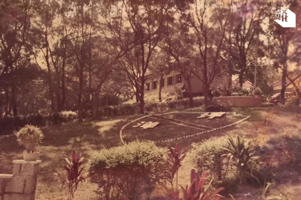 坪洋公立學校的校章公園,由關錫康校長帶 領學生共同砌成。(香港教育大學香港教育博物 館)