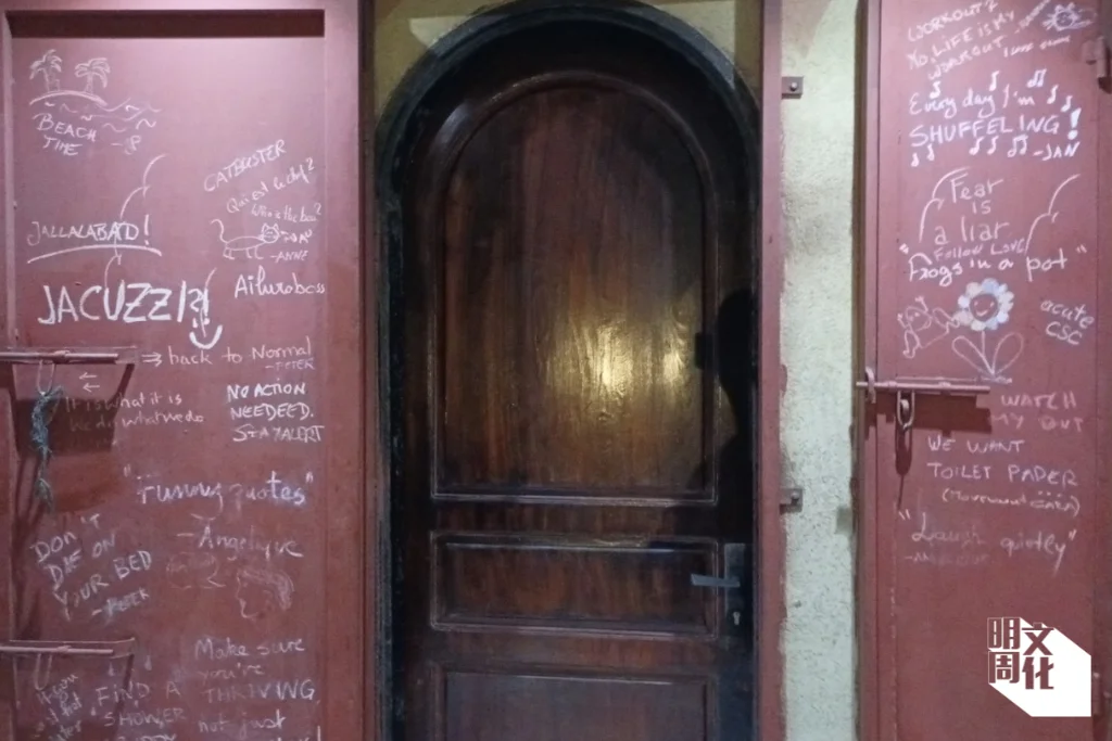 2外地醫護志工宿舍的鐵閘寫滿了「特殊」句子，例如No Action Needed（毋須行動）、Back to normal（回復正常）、Fear is a liar, Follow love