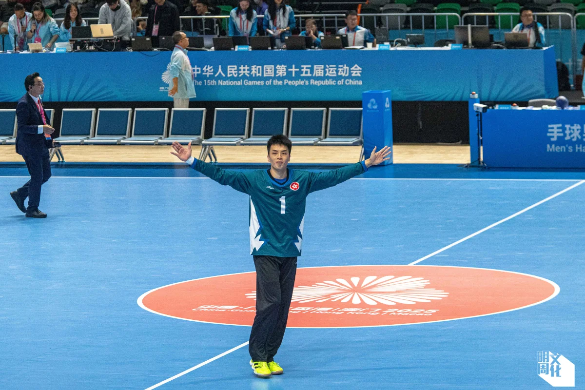 1號守門員葉冠英在完成今場比賽後，宣布退役。