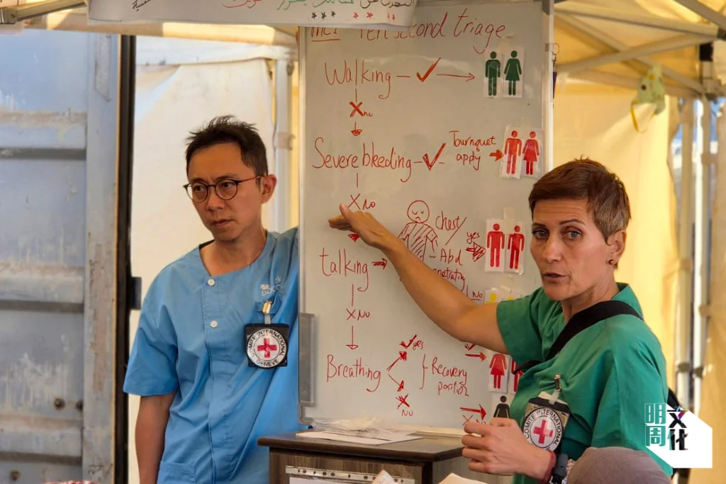 3鄒有銘正在簡介急症室災難分流標準和急救原則，包括傷者能否走動、有否嚴重出血、胸腹 有否穿透性傷口等。