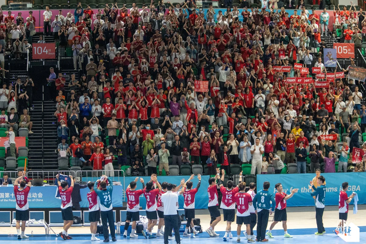 昨日全運會銅牌戰，啟德主場坐滿5000人，看台上一片紅海。