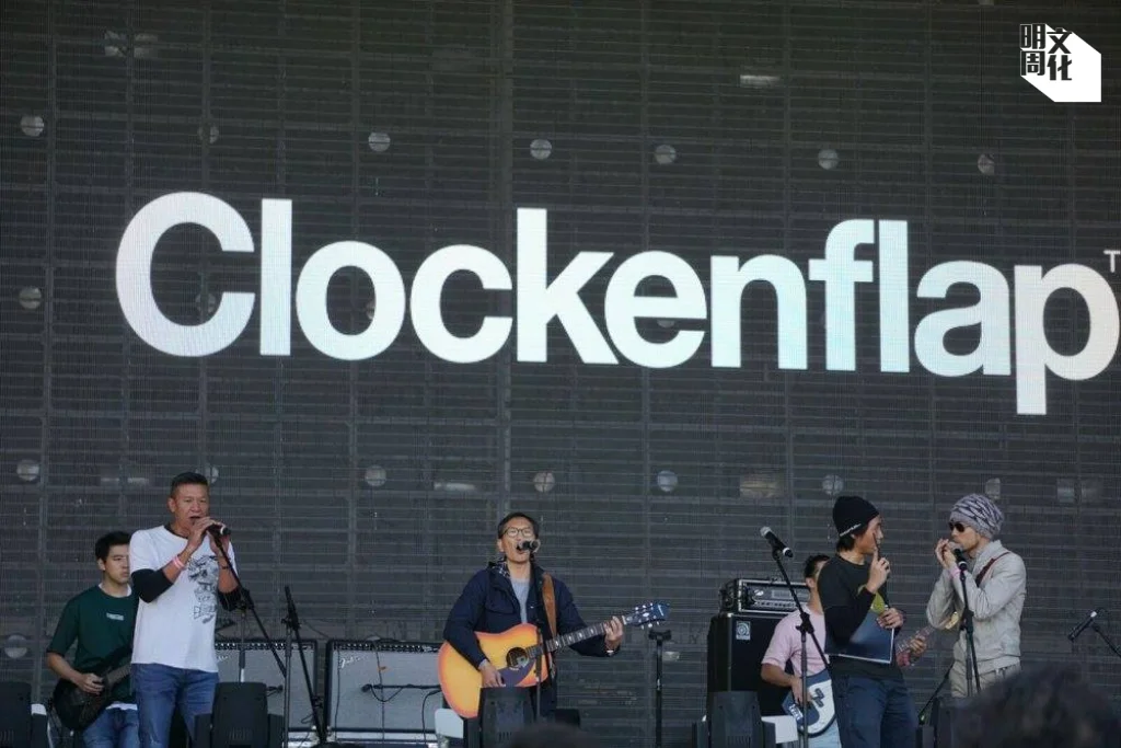 坪輋村民財哥 (左一)登上國際音樂 節Clockenflap主舞台 演唱(由史嘉茵提供)