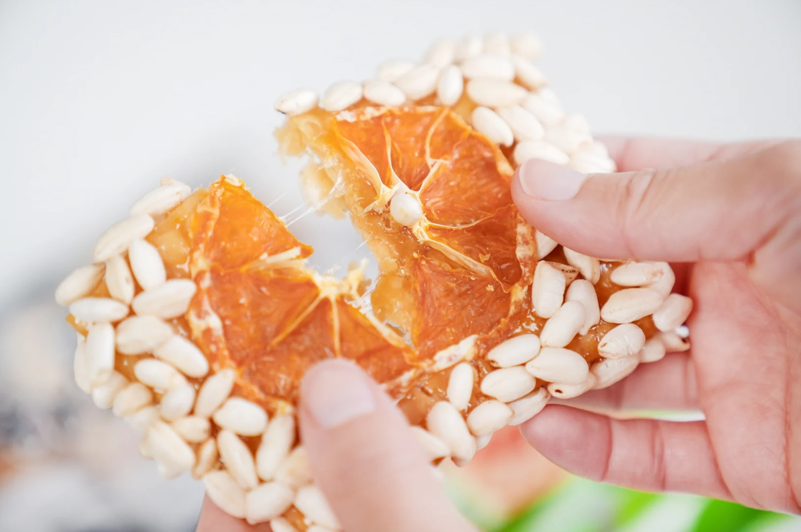 「何孝媽媽」柑橘米餅採用100%國產原料製成。品牌名稱「何孝媽媽」蘊含三重意義：何孝村的媽媽、疼愛孩子的心、以及活躍在社區中的女性力量。