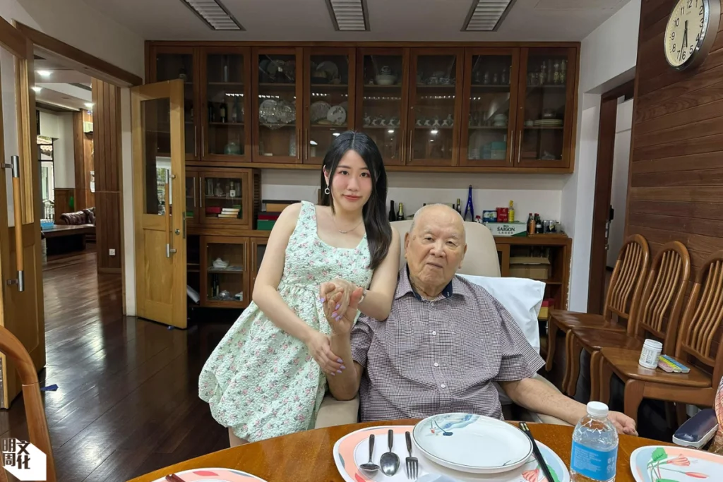 常青集團執行主席、世華媒體榮譽主席丹斯里張曉卿爵士及其孫女張歡欣 （Hannah Tiong）