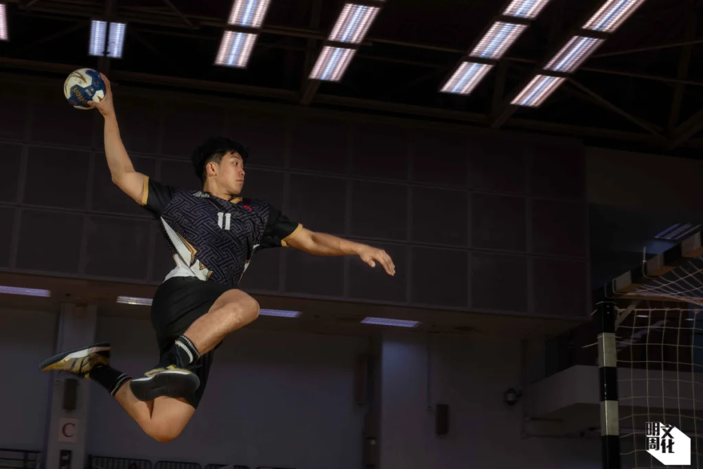 說話帶點稚氣的李少聰，與球場上勇猛突擊的形象構成強烈對比。