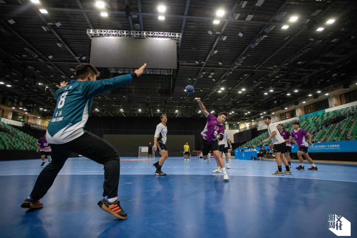  賽前約一星期，港隊在啟德體藝館主場全力備戰，圖中射門球手是中鋒黃健。