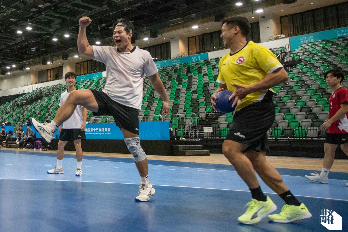 練波辛勞有時快樂有時，郭斯鳴（穿白衣）是其中一個歡樂製造者。