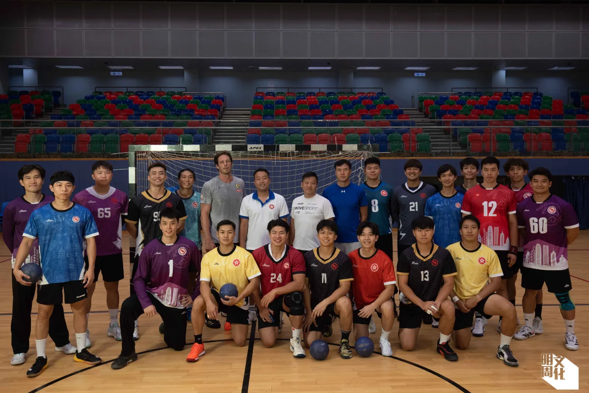 （後排左起）余浩然、簡翊文、黃健、連潤滔、陳梓朗、教練Ekdahl Du Rietz Kim Andreas、主教練許文邦、教練陳廣裕、教練賈東進、黃靈聰、梁嵐熹、黃澤橋、羅俊耀、葉冠雄、陳靖彪、劉健斌 （前排左起）葉冠英、謝永輝、郭斯鳴、李少聰、簡翊暉、黃俊灝、陳浩諺 （不在相中）周錦綸