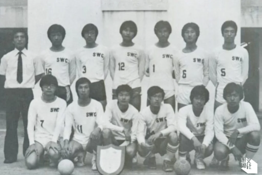 中國香港手球總會主席何仲浩是一九七○年代末的手球港隊成員。在圖中身穿16號球衣，在中學時取得全港學界比賽冠軍。（由受訪者提供）