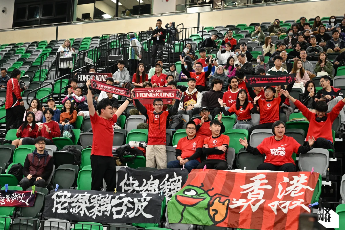 二月啟德測試賽，大批香港觀眾入場支持香港隊。