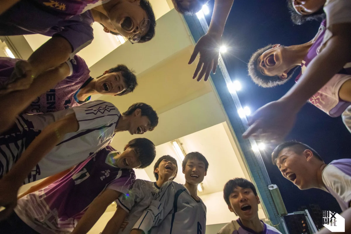 中國香港手球總會現著力發展幼兒手球，因出生率低代表日後各項運動都要爭取參加者。圖為中學學生完成手球練習後圍圈叫口號。