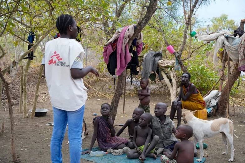 無國界醫生在當地培訓的人員，正在向偏遠部落進行健康推廣。＠MSF