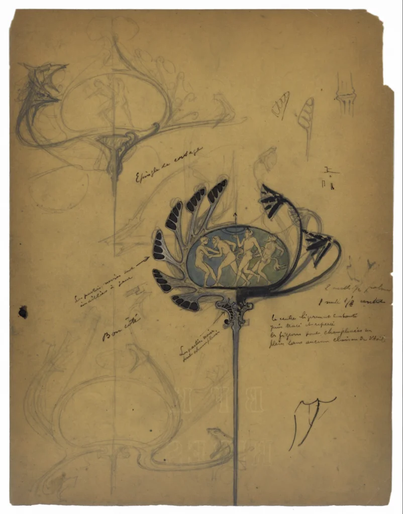 「胸針，黑色部分為彩繪玻璃琺瑯，正面黑色部分以內填琺瑯工藝塑造，中央圖案略帶浮雕效果，經勾邊與穿孔處理，圓形中的人物形象使用內填琺瑯工藝製作，中間且無間隔。」雖然字跡依然無法辨認，但能看到製作過程中分工合作的畫面。 René Lalique設計的《邁那德與西勒諾斯》（Ménade et Silènes）胸針手繪設計圖（約1900年）