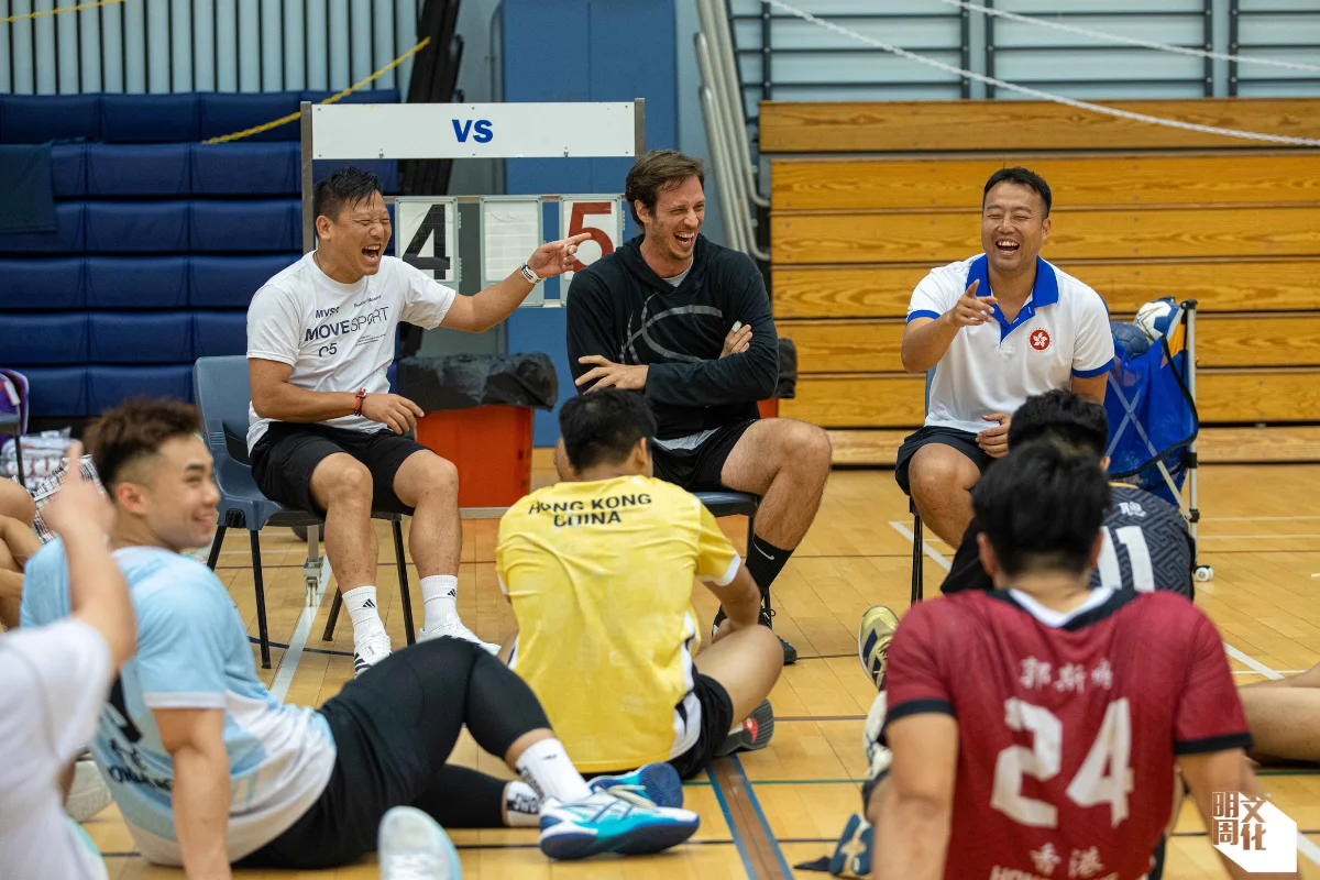 練波後教練和隊友們坐下來聊聊。圖中教練（左起）為陳廣裕、Ekdahl Du Rietz Kim Andreas、許文邦。