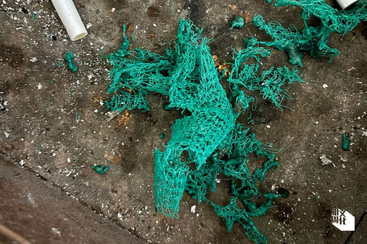 棚網碎片掉落後熄滅，只剩已融化的膠粒。