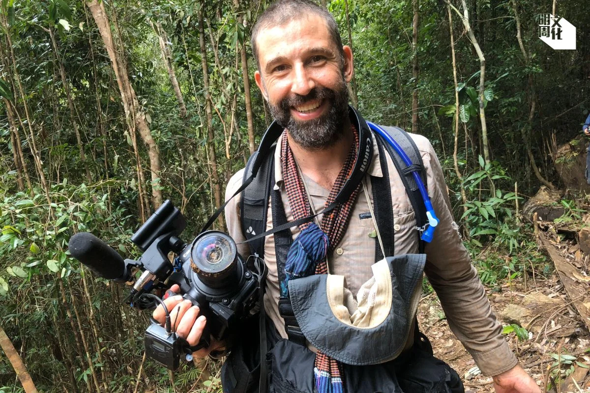 Karl努力跟上保衛者的步伐，記錄一切，製成紀錄片。電影名為「Delikado」 ，他加祿語意思是「危險」。