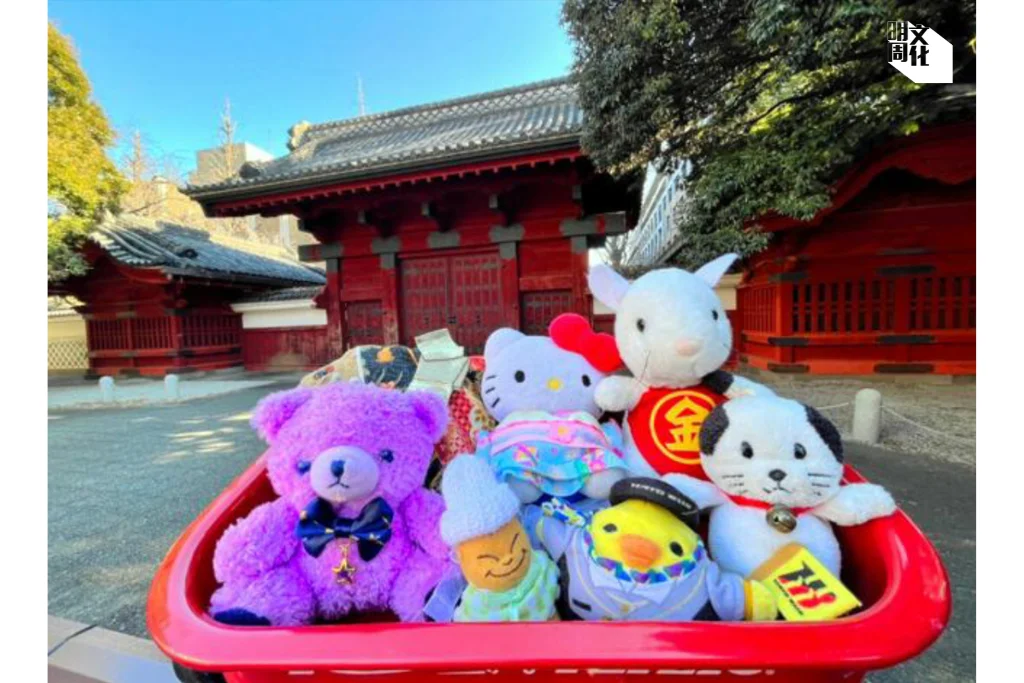 讓公仔在旅遊景點打卡的服務