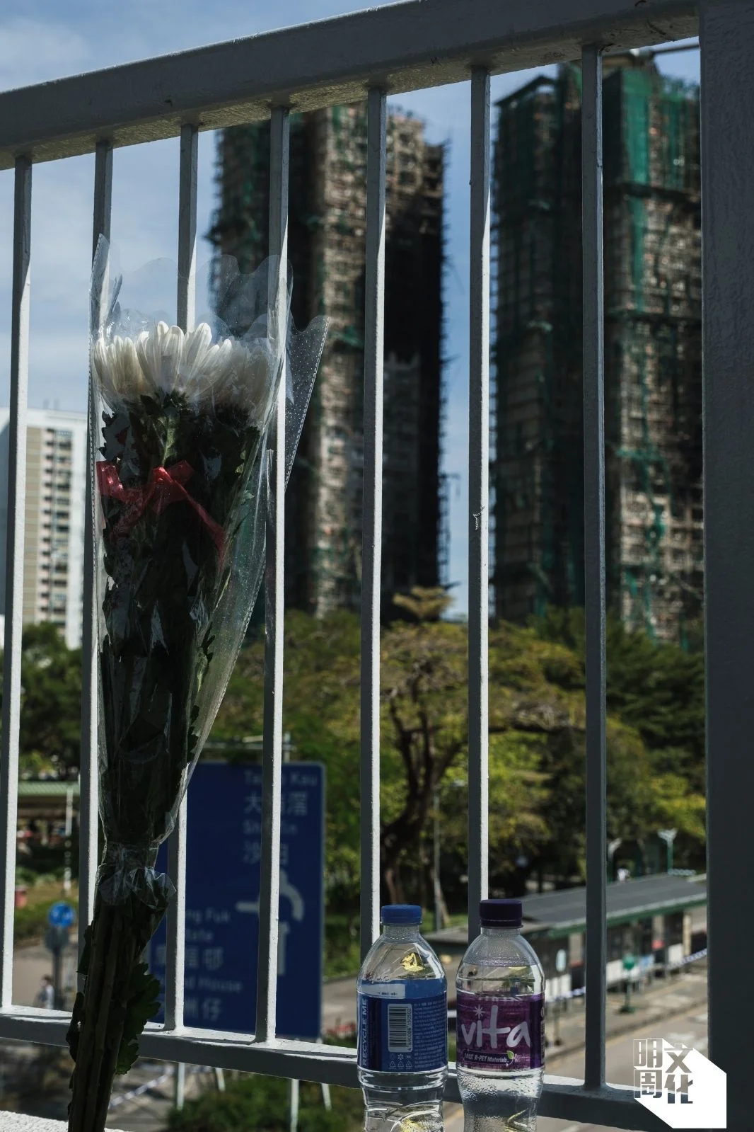 有市民在天橋放上白花與清水，祭祀死難者。