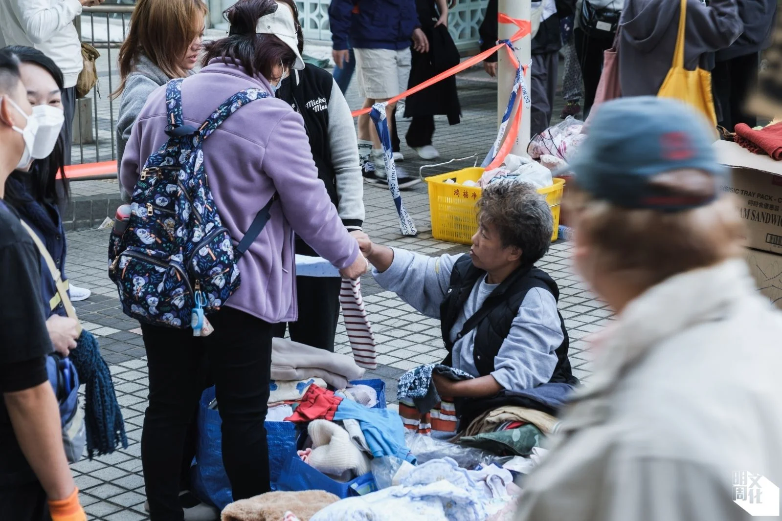 廣福商場平台上周曾是災民與街坊的聚腳地,有婆婆向街坊派發物資。