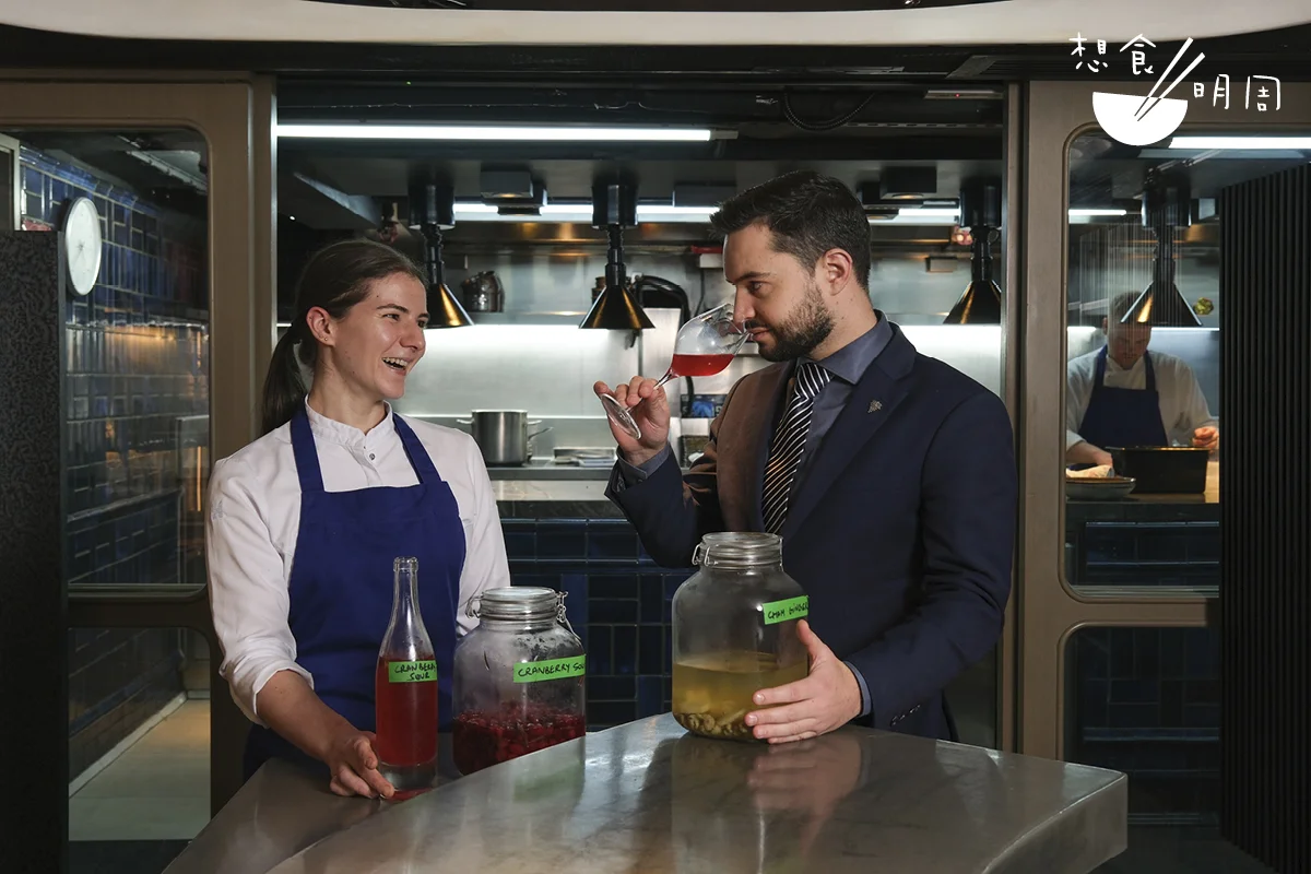 來自土耳其的主廚Mina （左）與侍酒師Nicolas （右）在設計無酒精飲品餐單的過程中增進了默契，使餐廳的餐單愈發令人期待。