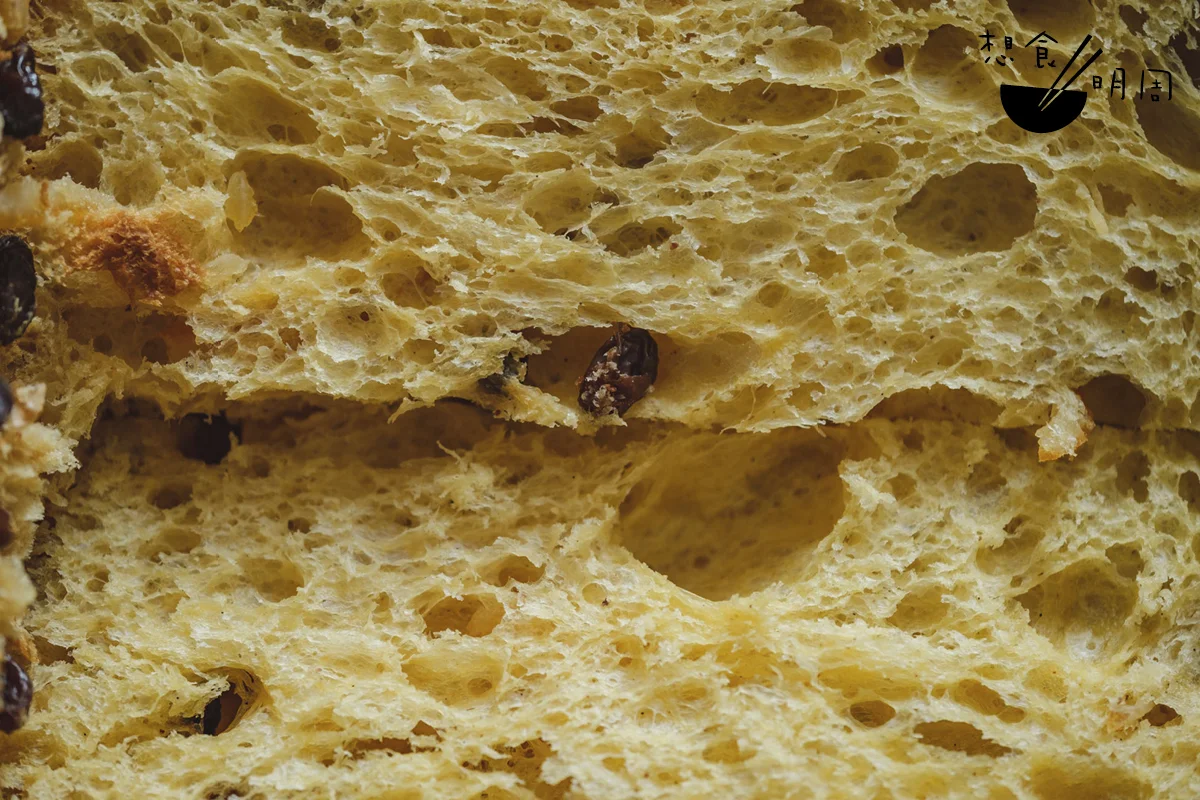 傳統Panettone以其高圓頂、輕盈柔軟的口感聞名，它富含雞蛋、牛油、糖、提子乾、果乾等內餡；烤好後，麵包必須倒掛數天，才能達到理想的蓬鬆效果。