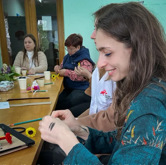 巴倫以漫畫記錄戰爭中的一些病人故事。＠MSF 