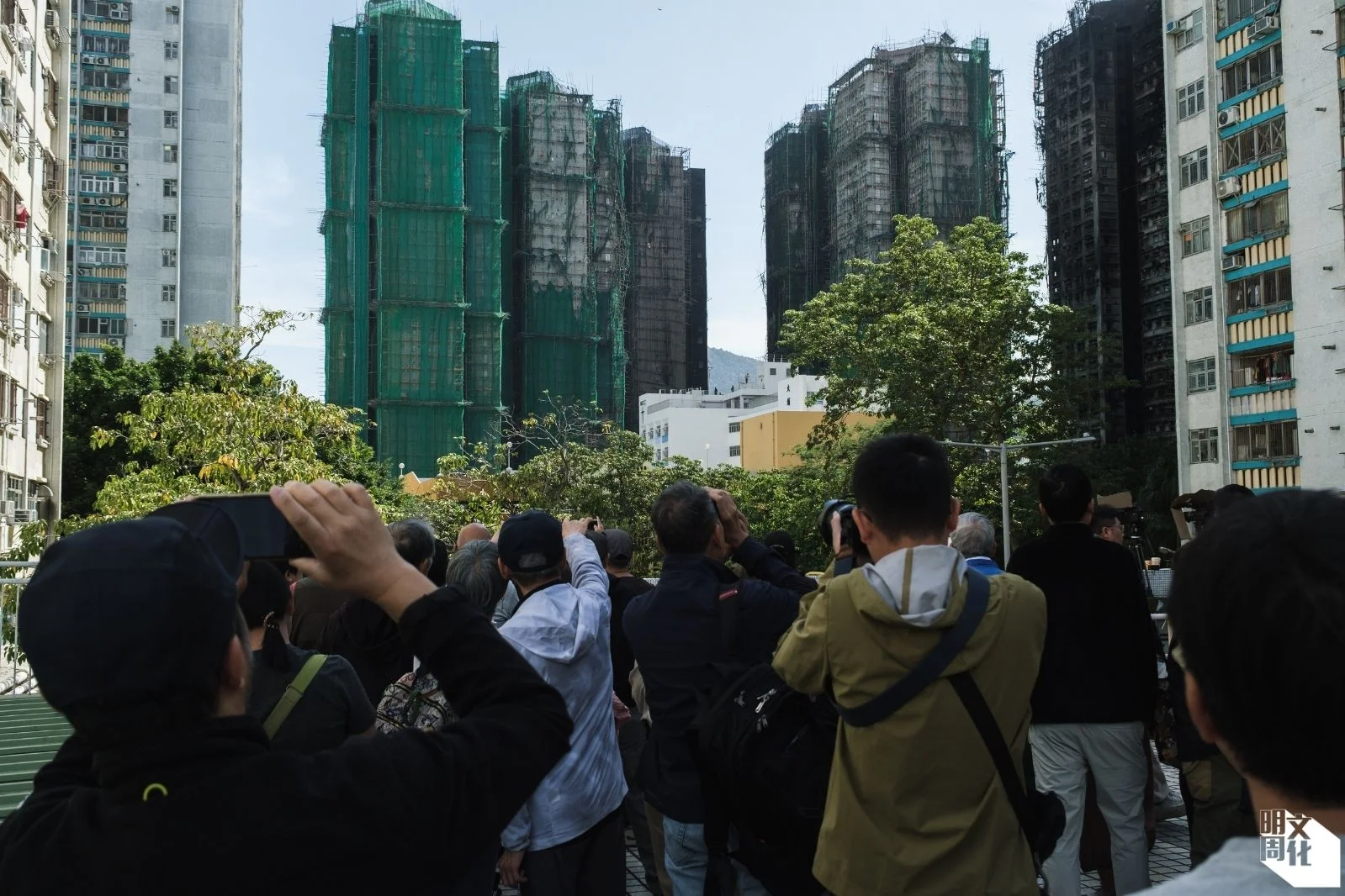 火災後,有市民攜望遠鏡看宏福苑火場。