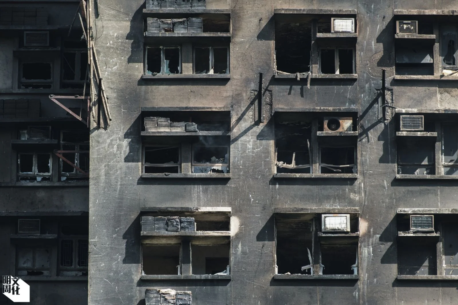 宏福苑大火後,現址外牆被嚴重熏黑,竹棚被燒剩部分殘支。