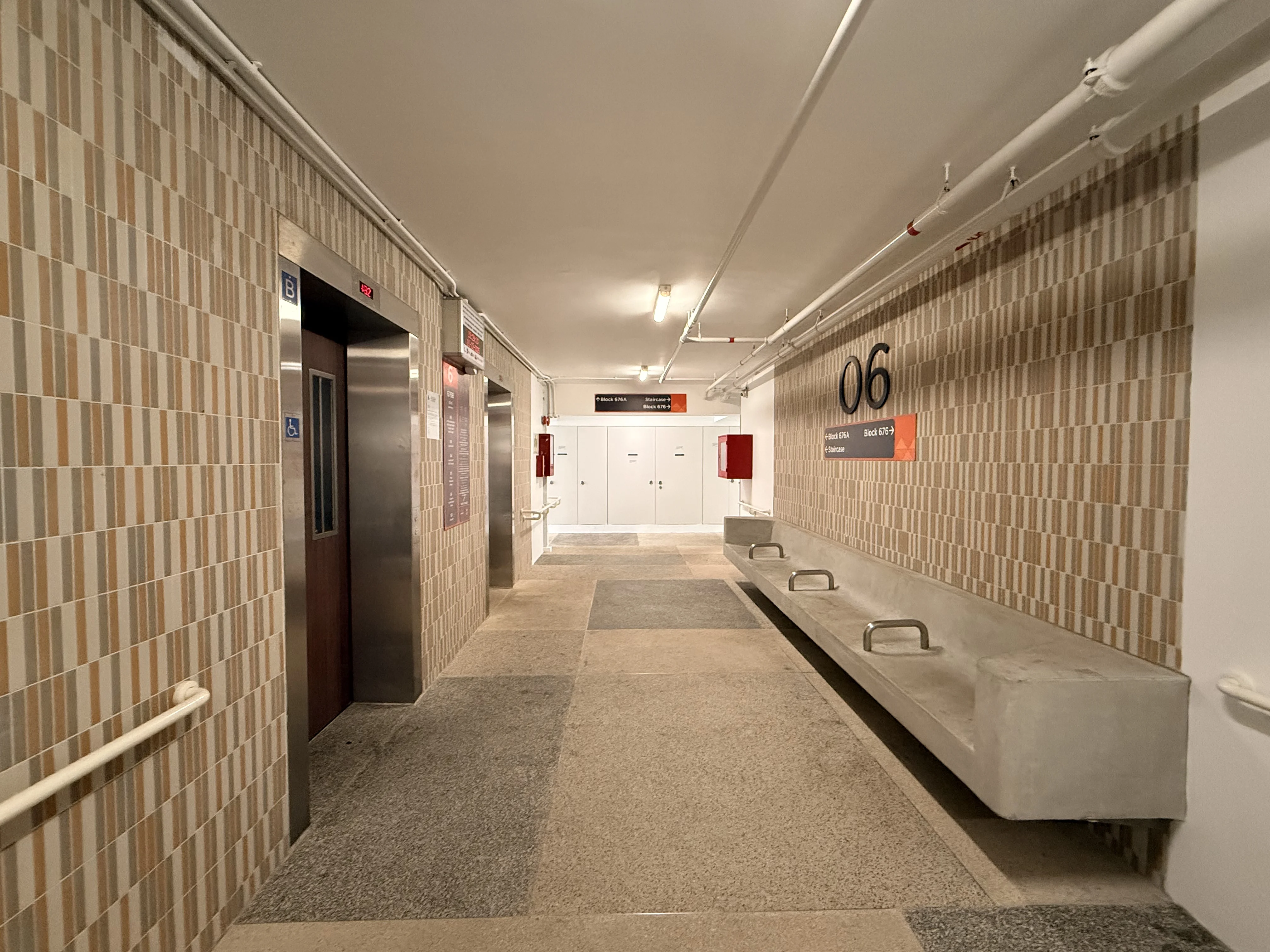 上圖為樂齡組屋海軍村（Kampung Admiralty）的長者友善設計， 每層𨋢口設有座位可供長者坐下休息，亦提供聚腳空間。 