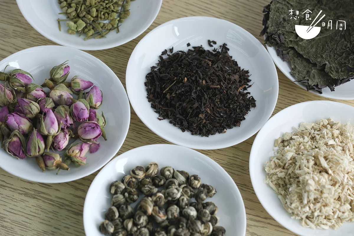 Winston表示，以茶為主要原料，因其含有苦澀味、單寧及茶多酚，且不同茶葉各具獨特特質，可搭配各種水果和香料，打造出層次豐富、複雜的口感。