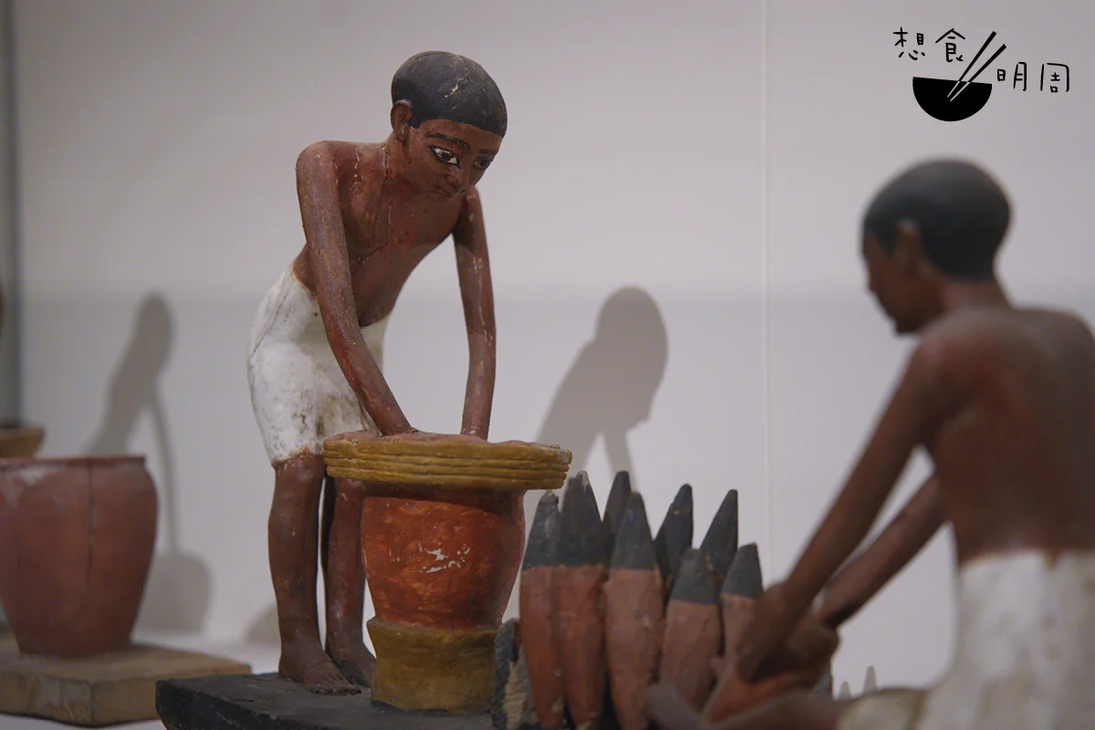 啤酒和麵包的製作關聯緊密:陳麵包可代替搗碎的穀物用於釀製啤酒。在展出的模型中,站立的男子正在過濾以穀物為基底的麥芽糊。