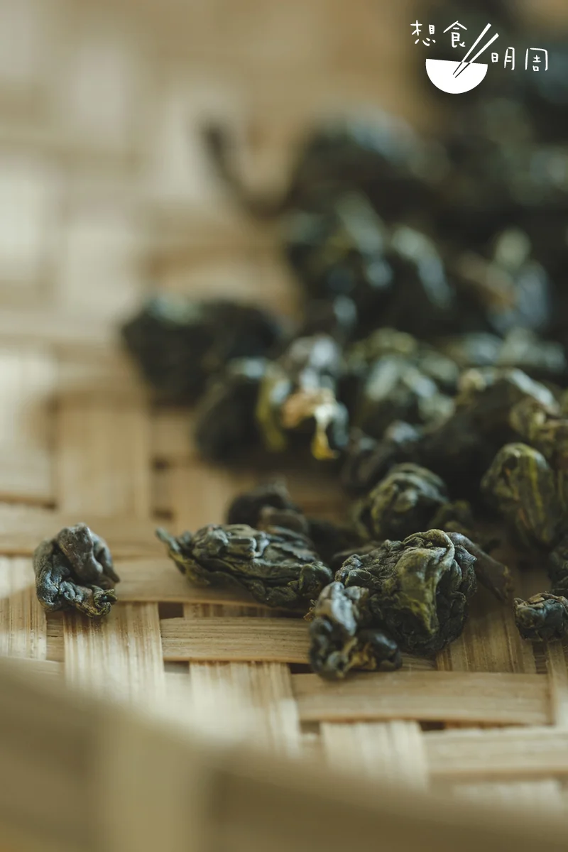 野放茶是指原本由人工栽培的茶樹，後來因疏於管理、長年無人照料，逐漸回歸自然生長狀態，香氣隨時日變得更甜綿、沉穩。