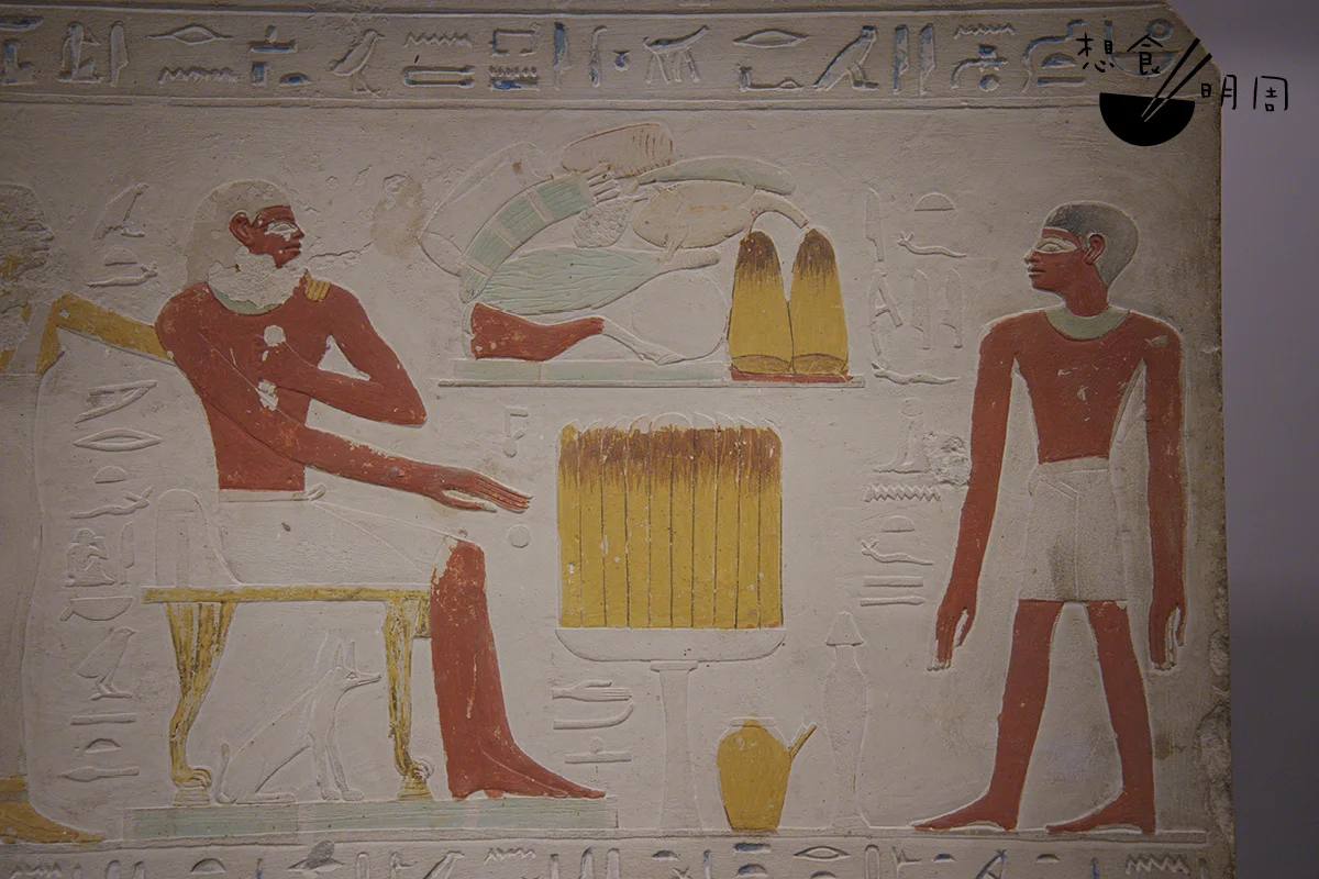 墓葬石碑上可見不同種類的豐盛供品,包括牛腿、水鳥、蔬菜,還有麵包。