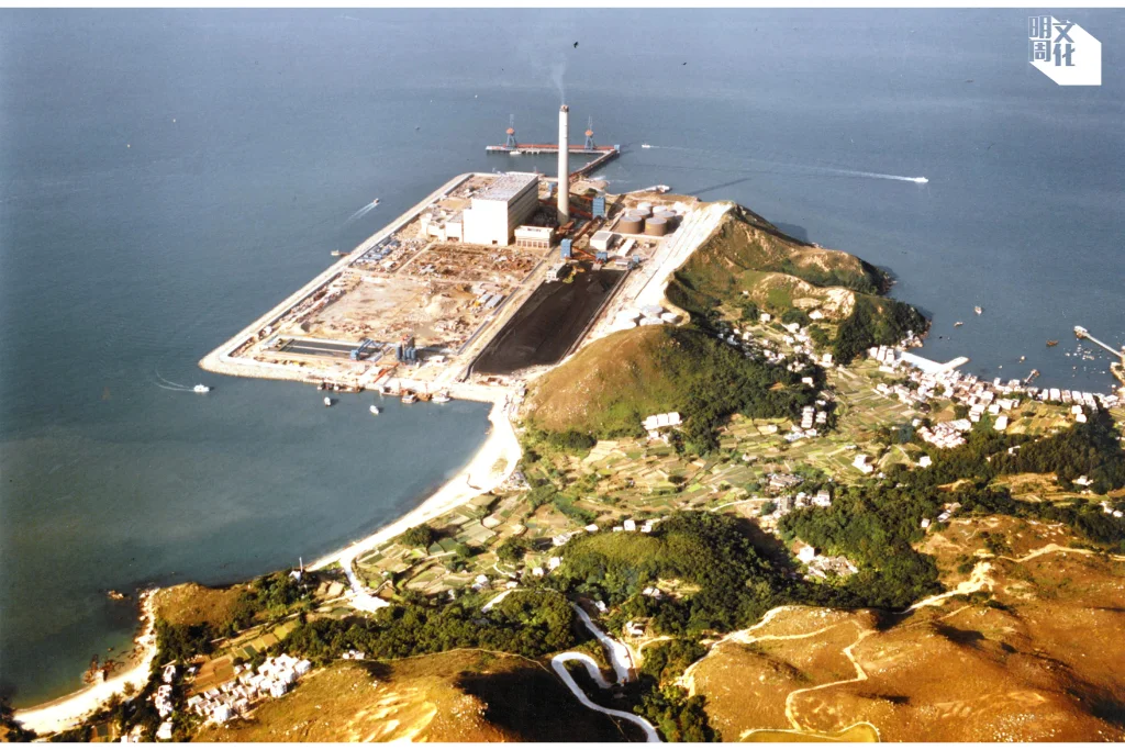 一九八二年，南丫發電廠啟用。當年工程移平約半座山，騰出空間在內陸設置煤場，減少煤炭受海風侵襲。