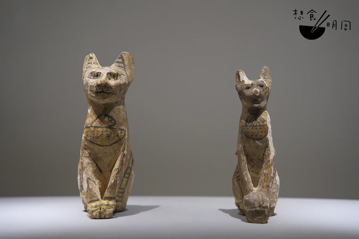 古埃及人並非崇拜動物本身,而是崇拜與動物特徵相關的神祇。信眾會到貓神芭絲特神廟瞻仰敬拜,並將貓木乃伊連同貓小雕像一同奉上。