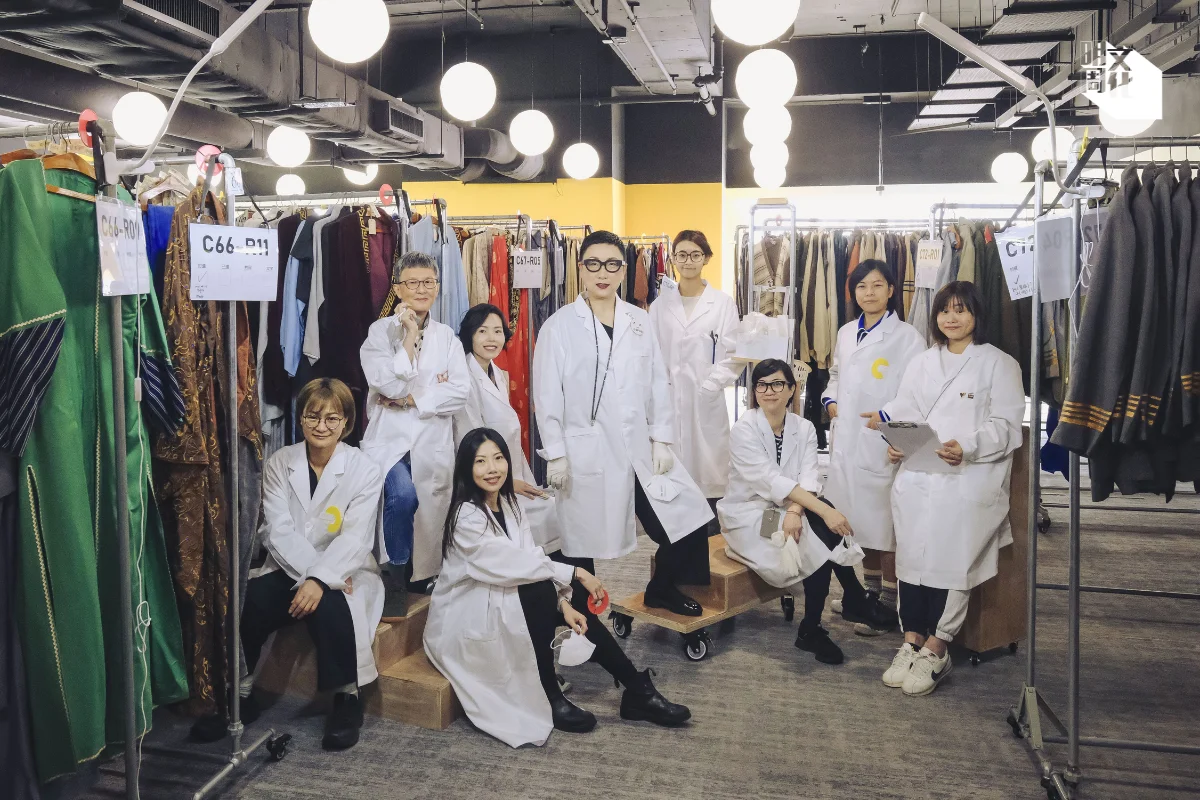 「 邵氏戲服大審核」九人團隊包括張西美(左二)、 劉天蘭(中)和Ted(右一)。