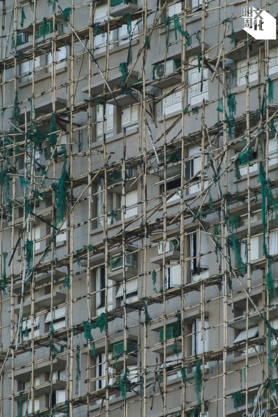 現場所見，宏福苑高層外牆被燒剩竹棚。