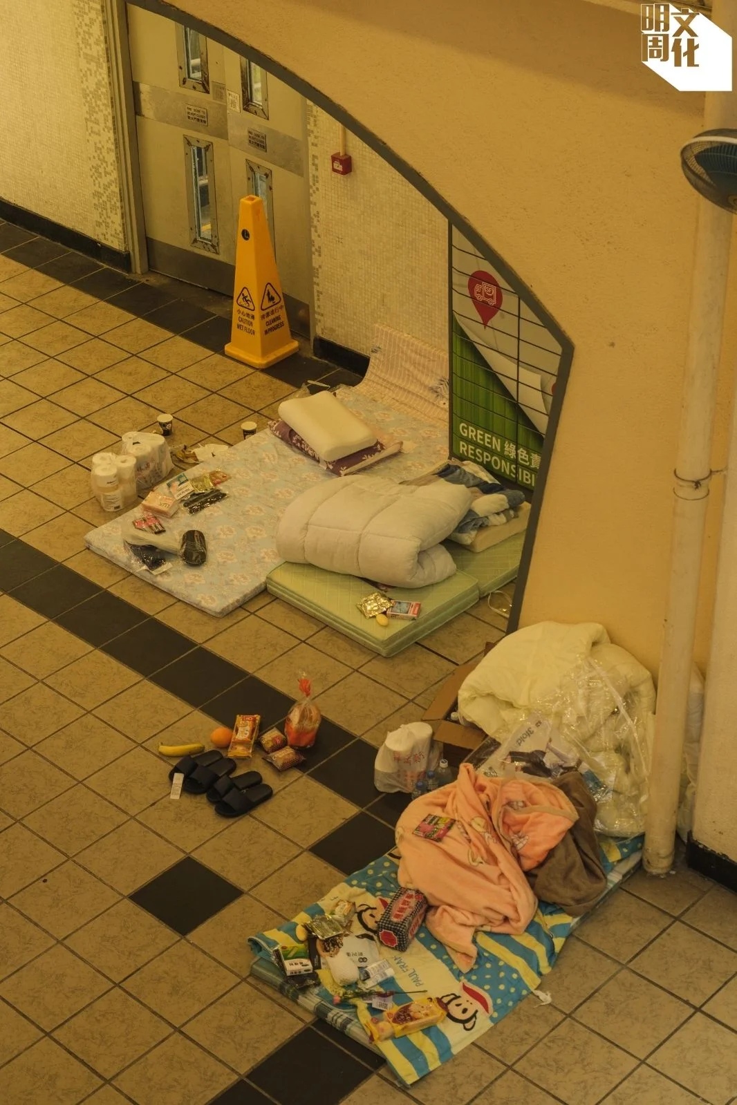 火災過後,廣福商場內不同位置擺放著被舖、床墊供災民休息。